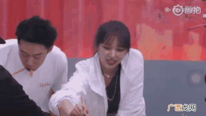 王一博程潇，王一博当众抢程潇筷子吃火锅什么操作