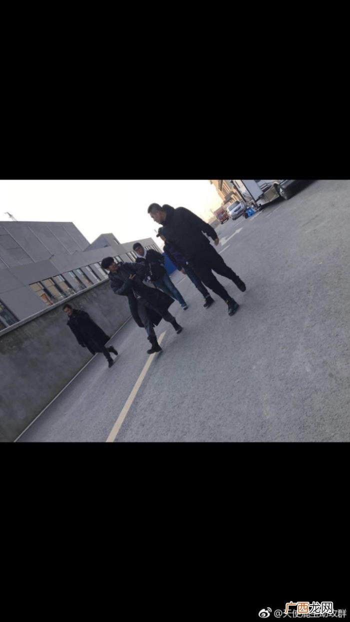 鹿晗羽绒服，新路透wuli鹿晗终于穿上羽绒服了