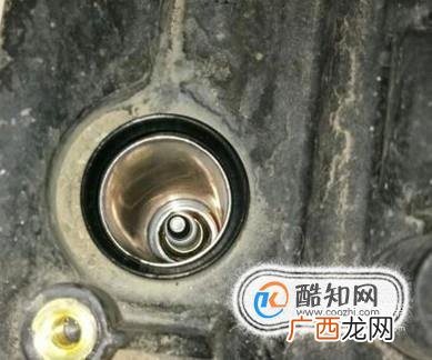 汽车发动机火花塞怎么更换？