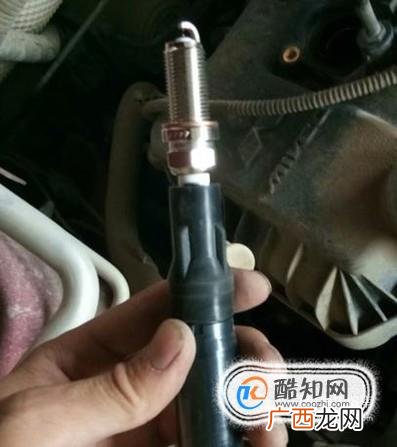汽车发动机火花塞怎么更换？