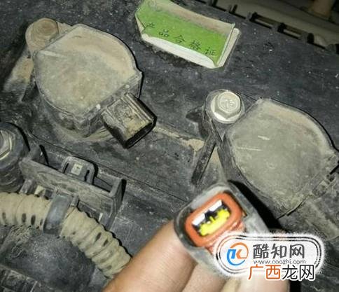 汽车发动机火花塞怎么更换？