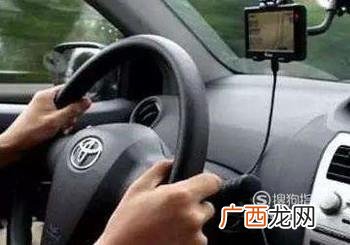 汽车方向盘抖动咋回事？