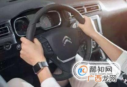 汽车方向盘抖动咋回事？