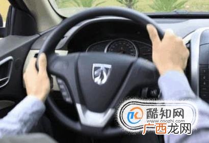 汽车方向盘抖动咋回事？