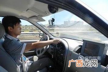 科二半坡起步如何不熄火？