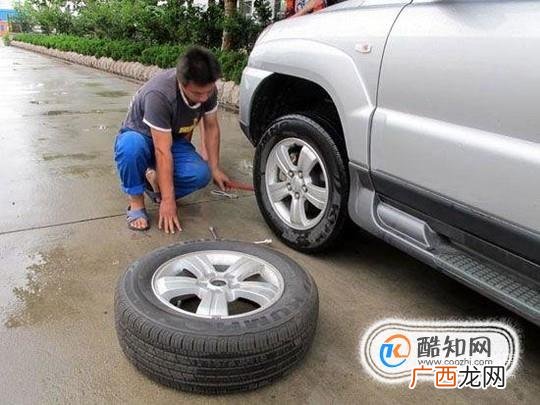自己怎样换汽车轮胎？