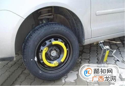 自己怎样换汽车轮胎？