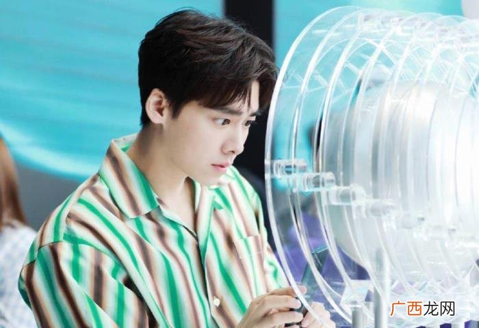 李易峰低调，李易峰低调数月后与徐峥聚会到深夜