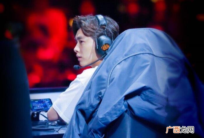 李易峰低调，李易峰低调数月后与徐峥聚会到深夜