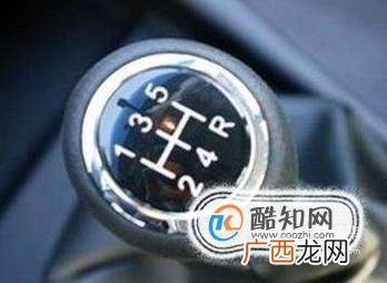 停车熄火后，挂一挡和空挡有什么区别？