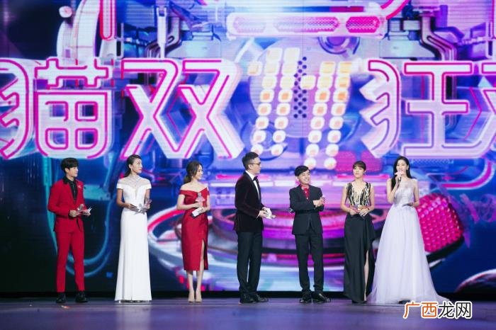 关晓彤主持，关晓彤主持双11晚会被赞台风大气
