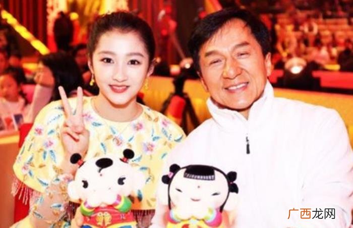 关晓彤主持，关晓彤主持双11晚会被赞台风大气