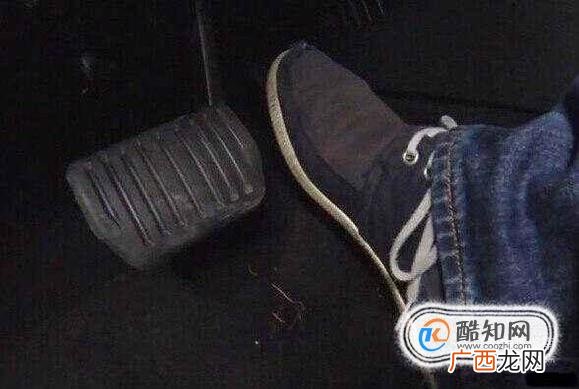 坡道定点停车起步时 怎样才能不熄火不溜车？