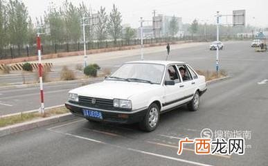 坡道定点停车起步时 怎样才能不熄火不溜车？