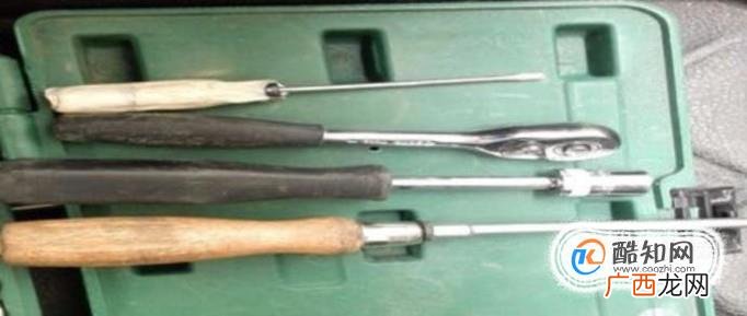 汽车的头枕怎么拆卸