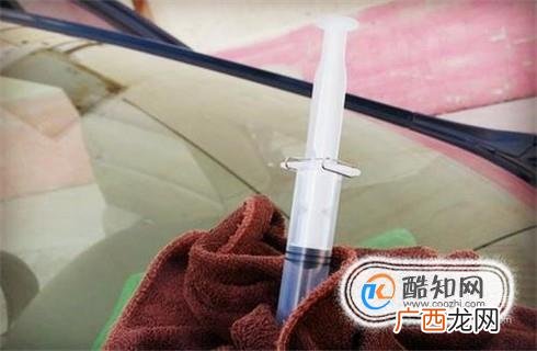 如何自行修复汽车挡风玻璃上的小裂纹