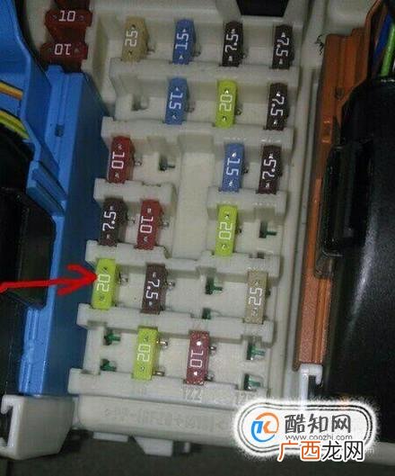 如何更换汽车点烟器保险丝