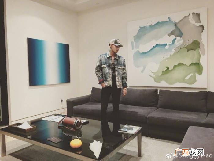 我是黄子韬，黄子韬半夜回母校大喊我是明星被保安关门外