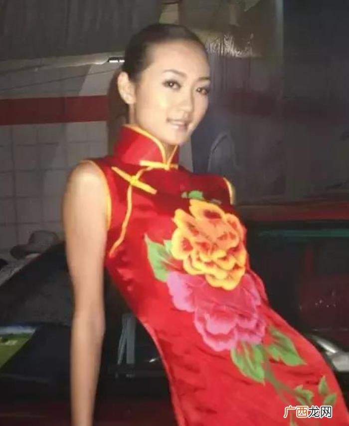 杨幂出道照，杨幂刚出道时和曾轶可长得如出一辙