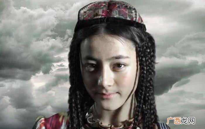 杨幂出道照，杨幂刚出道时和曾轶可长得如出一辙