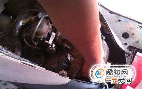教大家如何换踏板摩托车火嘴