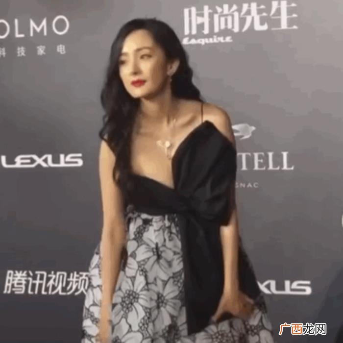 杨幂蝴蝶裙，杨幂亮相活动一身硕大蝴蝶结太夸张