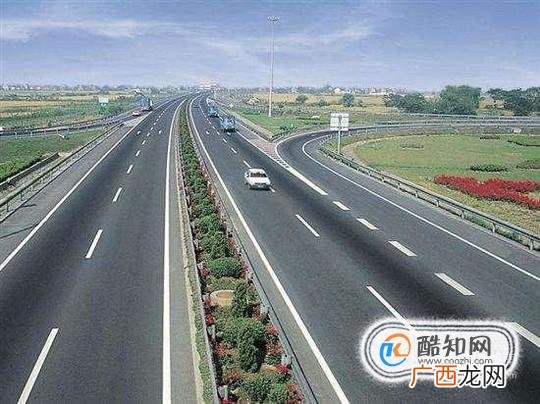 汽车跑高速时排气管啪啪响正常吗