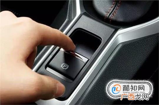 停车先挂P挡还是拉手刹？