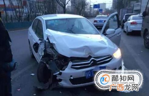 停车先挂P挡还是拉手刹？