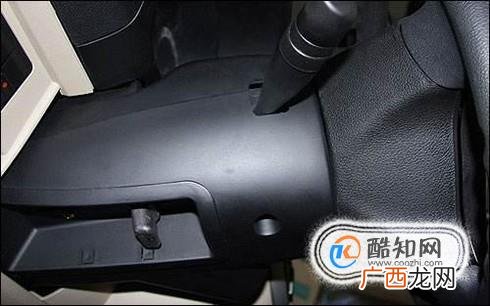 如何调节方向盘高低
