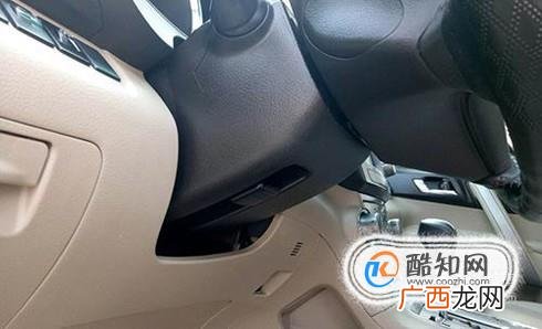 如何调节方向盘高低