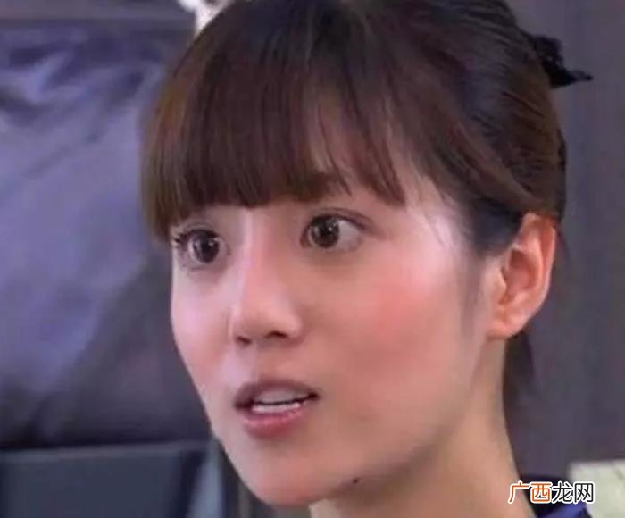 唐嫣李溪芮，李溪芮也曾留过像唐嫣一样厚重的齐刘海
