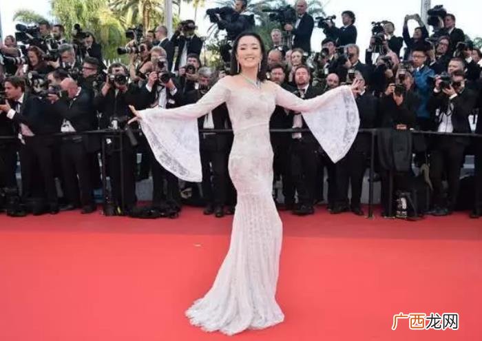 唐嫣李溪芮，李溪芮也曾留过像唐嫣一样厚重的齐刘海