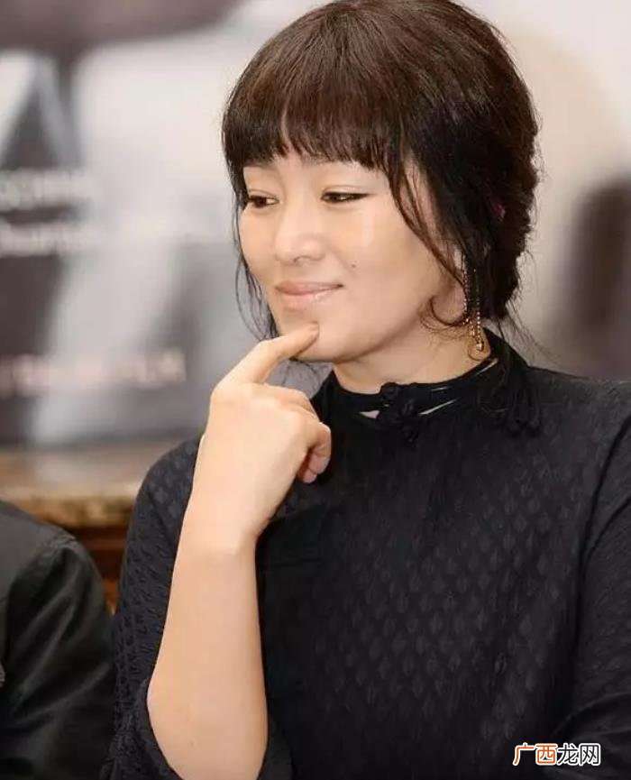 唐嫣李溪芮，李溪芮也曾留过像唐嫣一样厚重的齐刘海