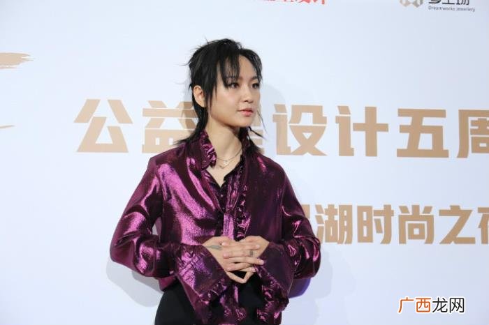 周笔畅公益，周笔畅亮相芭莎公益星设计活动俏皮可爱
