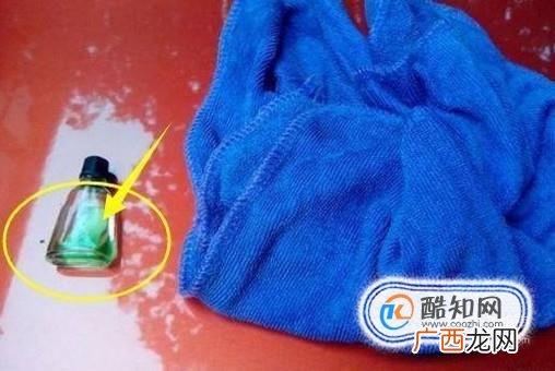 汽车玻璃上的年检贴怎么去除