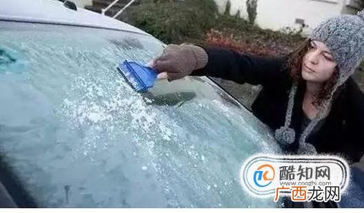 下雪天如何清理车上的冰