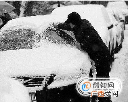 下雪天如何清理车上的冰