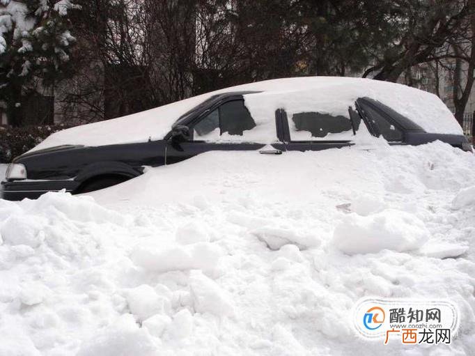 如何清理车上的积雪