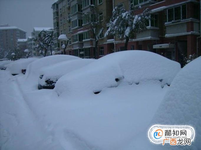 如何清理车上的积雪