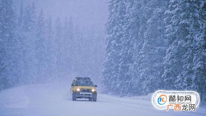 如何清理车上的积雪