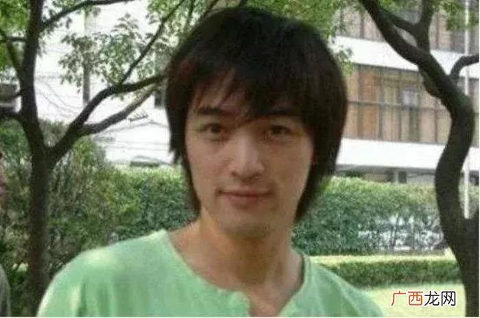 李宇春女孩，李宇春曾是个输着两条辫子的小女孩