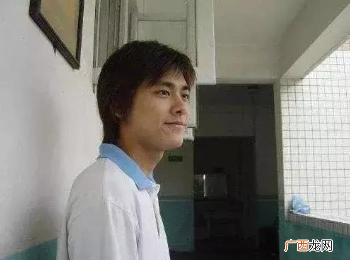 李宇春女孩，李宇春曾是个输着两条辫子的小女孩