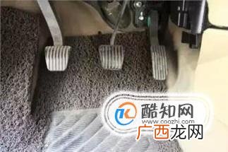 开车时脚怎么放