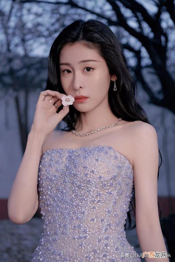 张碧晨礼服，春天出席活动可以学张碧晨这一身礼服