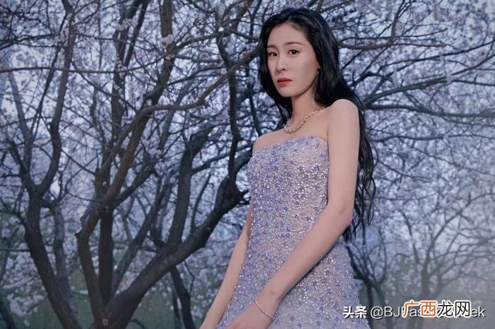 张碧晨礼服，春天出席活动可以学张碧晨这一身礼服
