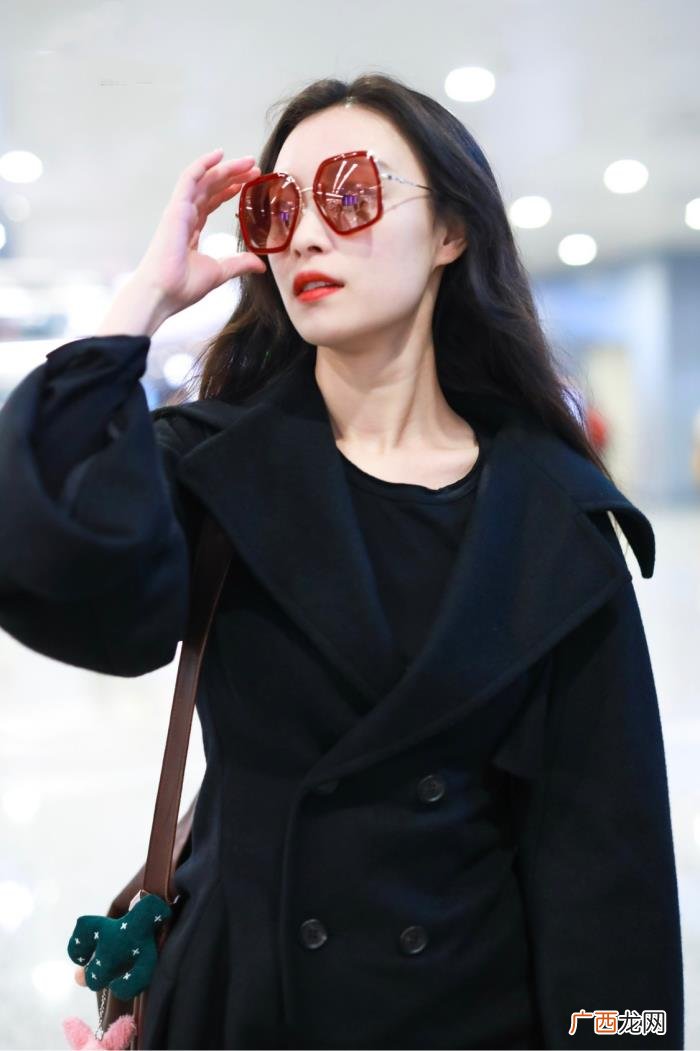 倪妮黑大衣，倪妮黑大衣简约look走出大片感