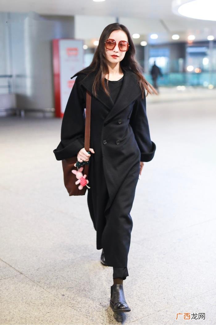 倪妮黑大衣，倪妮黑大衣简约look走出大片感