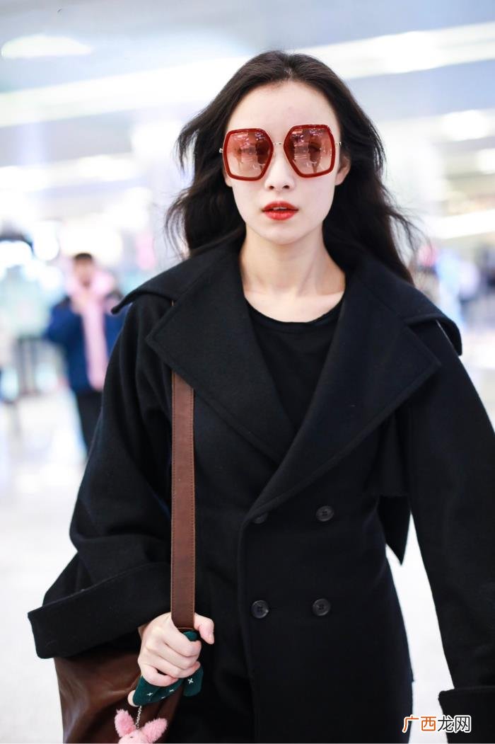 倪妮黑大衣，倪妮黑大衣简约look走出大片感
