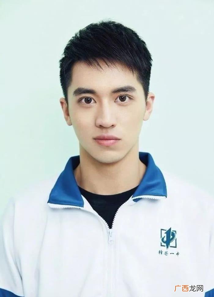 李易峰证件，李易峰鹿晗杨洋易烊千玺的证件照都这么帅